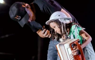 VÍDEO: João Gomes encanta ao receber mini sanfoneira no palco durante show no Norte da Bahia