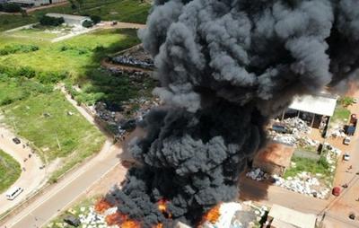 Incêndio de grande proporção atinge depósito de reciclagem no Extremo Oeste baiano