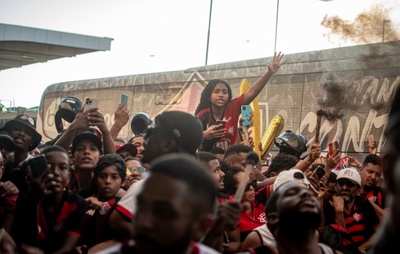 Torcida do Vitória prepara "Aeronego" no embarque da equipe para Goiânia