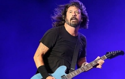 Dave Grohl, do Foo Fighters, anuncia filha fora do casamento e se declara para esposa