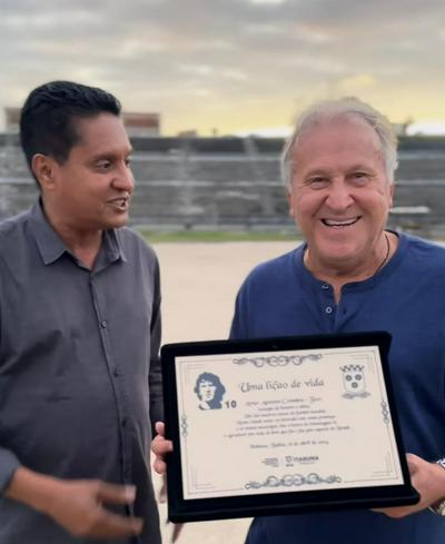 VÍDEO: Zico é homenageado e recebe placa da prefeitura de Itabuna