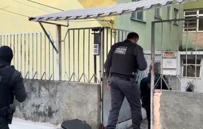 Policiais penais alvos de operação favoreciam entrada de armas, drogas e celulares em presídio de Salvador