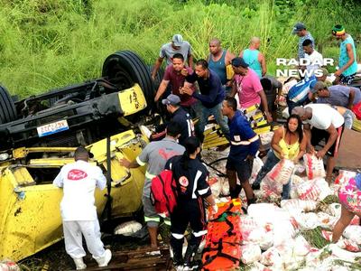 Motorista fica ferido após caminhão despencar em ribanceira no Extremo Sul da Bahia