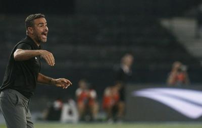 Técnico diz que "faltou mais fome" ao Botafogo após bater o Vitória por placar magro pela Copa do Brasil