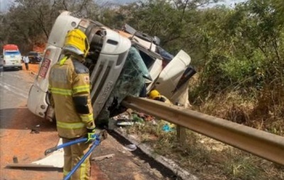 Motorista morre após perder o controle e caminhão tombar na BR-251