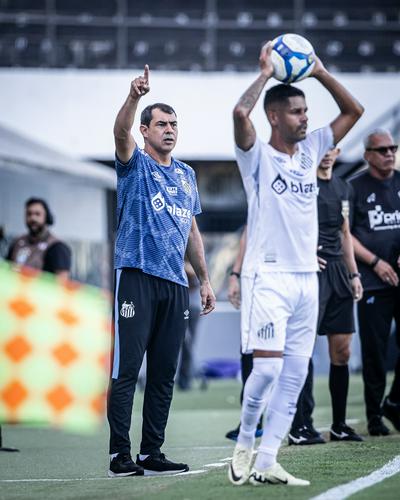 Carille aponta erros do Santos, mas celebra vitória na estreia da Série B: "Ganhamos para melhorar mais"