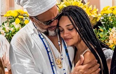 Filha de Carlinhos Brown chama atenção ao subir no palco e cantar com artista durante show em Salvador