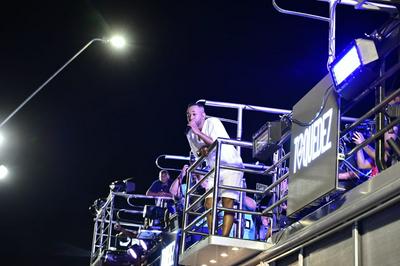 Banda Toque Dez arrasta foliões ao som do arrocha no segundo dia de Micareta de Feira