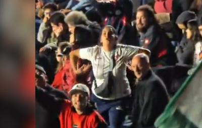 Conmebol multa San Lorenzo por gesto racista de torcedora em jogo contra o Palmeiras