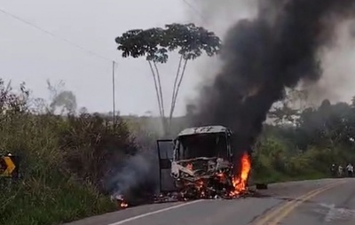 Casal a bordo de moto morre após batida com ônibus escolar na Bahia; veículos pegaram fogo