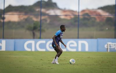 Recuperado, lateral do Bahia celebra retorno aos treinamentos: "O pior já passou"