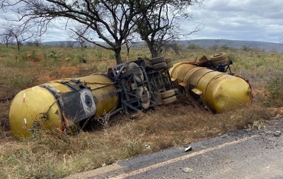 Caminhão-tanque tomba na BA-026, próximo a Contendas do Sincorá