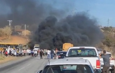 Manifestantes bloqueiam trecho da BA-262 na região de Vitória da Conquista