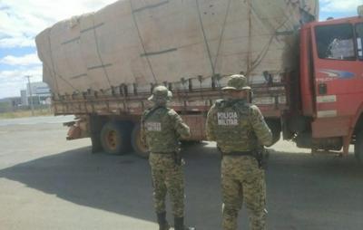 Caminhão com 20 toneladas de angico é flagrado pela polícia ambiental na BA-052, entre Irecê e João Dourado