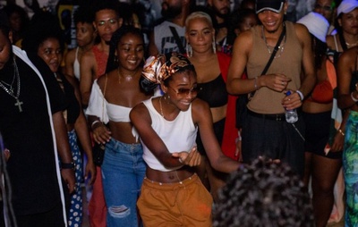 O charme tem endereço em Salvador: Baile Charme une gerações e propaga cultura negra na capital baiana