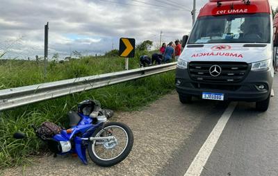 Motociclista sofre fratura na perna ao colidir moto com caminhão e defensa metálica na BR-420