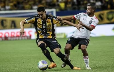 De la Cruz sofre trauma no joelho durante vitória na Copa do Brasil e preocupa o Flamengo