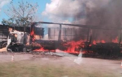 Feira de Santana: Carreta pega fogo em posto de combustíveis