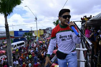 Thiago Aquino recebe Neto LX e 'afasta chuva' em 2º ano do Arrastão na Micareta de Feira