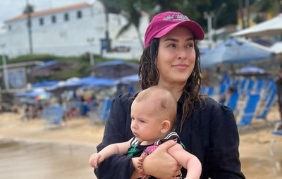 Em Salvador, Fernanda Paes Leme leva a filha para praia pela primeira vez