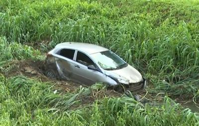 Motorista perde controle da direção e carro cai em vala no bairro do Garcia, em Salvador