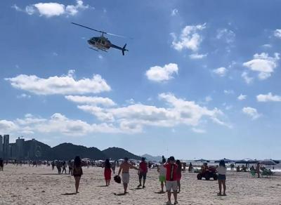 Helicóptero faz chover dinheiro em praia do Sul do Brasil