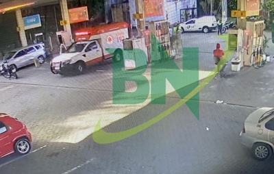 Homem baleado ao pilotar moto morre após bater em bomba de combustível em posto de Salvador