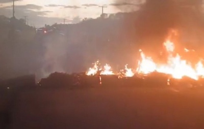 VÍDEO: Comunidade do Guaibim põe fogo em via durante manifestação por melhoria na saúde pública