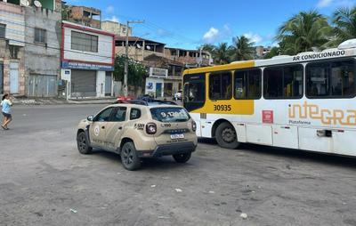 Ônibus voltam a circular e comércio abre no bairro de São Cristóvão com presença da PM neste domingo