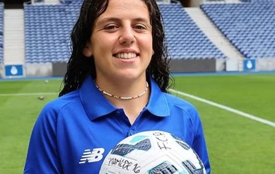 Bola do primeiro gol do time feminino do Porto é colocada à venda por quase R$10 mil