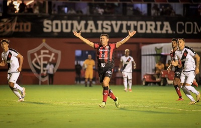 Vitória perde chances, vê João Victor marcar e perde para o Vasco no Barradão