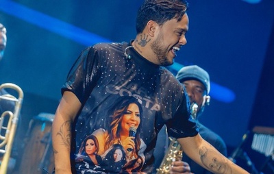 Thiago Aquino "leva" Nara Costa para o palco do 10 Horas de Arrocha e faz homenagem: "Não estaria aqui se não fosse ela"