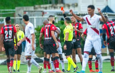 Após expulsão, Vitória vê-se dominado e perde a quarta seguida no Brasileirão