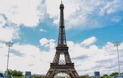 Prefeita de Paris diz que anéis olímpicos permanecerão na Torre Eiffel