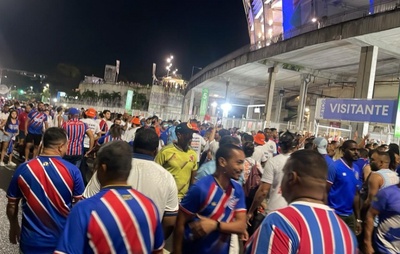 Foguetório à moda antiga e festa: Bahia chega na Fonte Nova com apoio da torcida