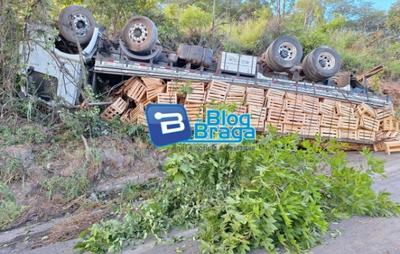 Caminhão perde controle e colide em barranco na Serra do Saco